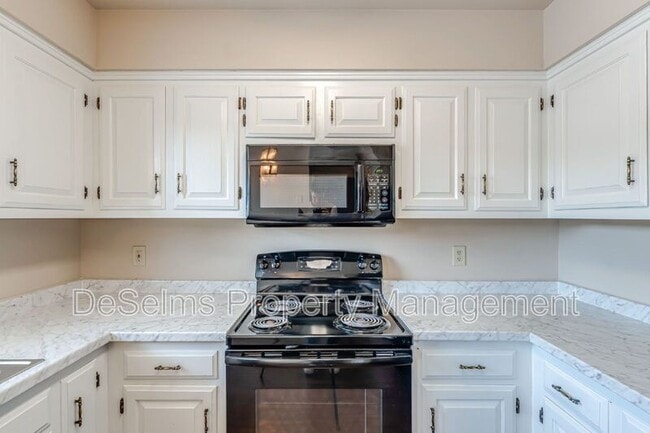 Building Photo - 1122 Brentwood Pointe