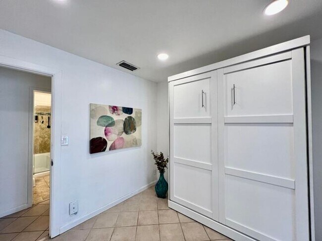 Building Photo - 5570 SW 9th Ct