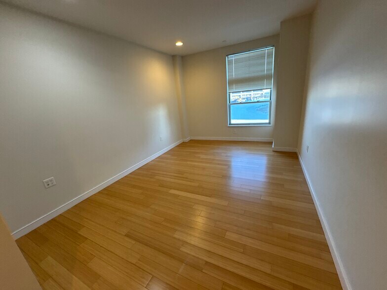 Building Photo - 595 Albany St