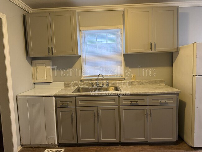 Building Photo - 1416 Rosewood Ave