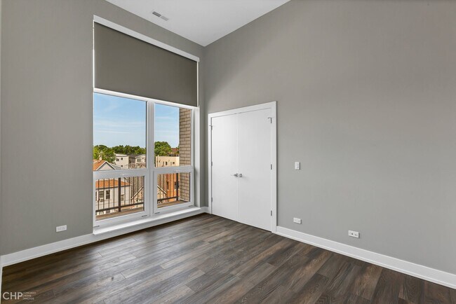 Building Photo - 2443 N Western Ave