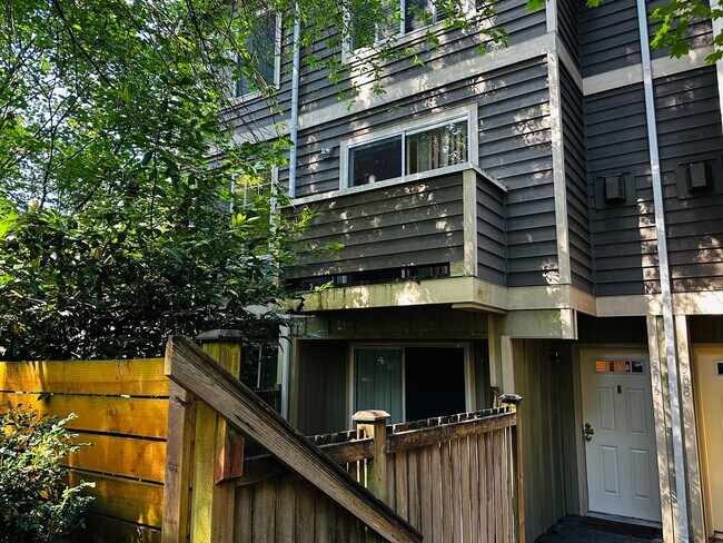 Building Photo - Modern 3BR | 2.5BA Townhome with Private T...