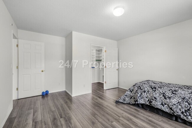 Building Photo - Inviting 3 BD | 2.5 BA Home w/ Massive Bac...