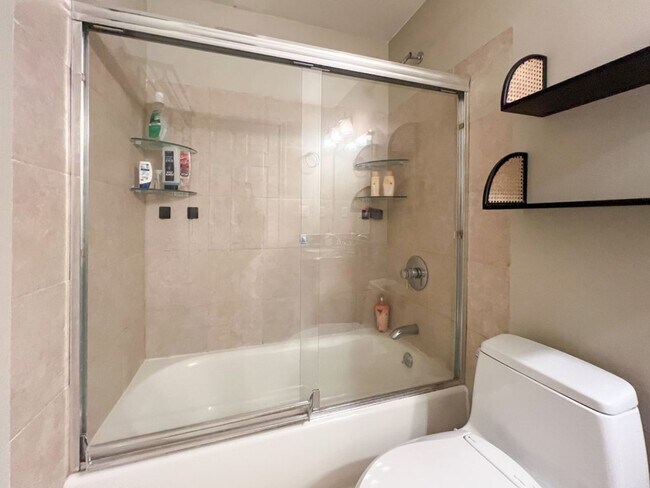 Building Photo - 2Bd/1.75Ba Seattle Condo