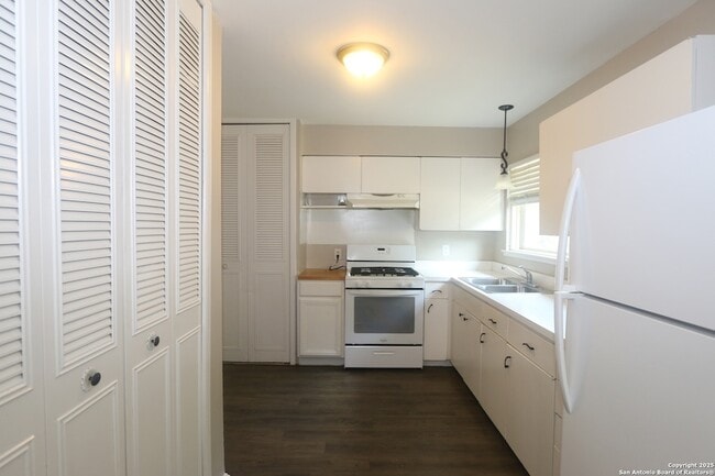 Building Photo - 6010 Shoreview Pl