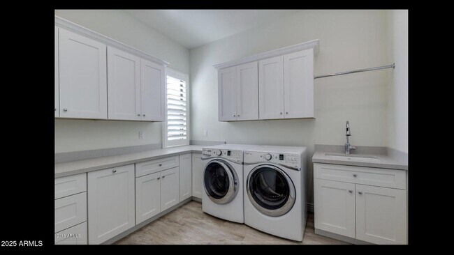 Building Photo - 2836 E Carob Dr