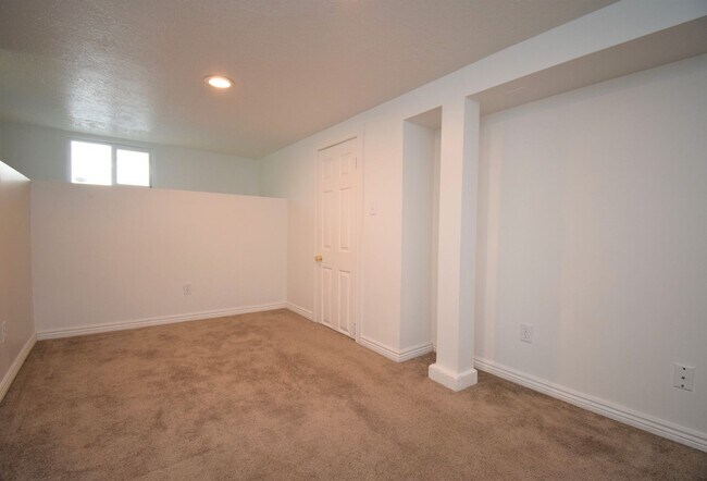 Building Photo - Cute 3 Bed 2 Bath Home in Sugarhouse!!!