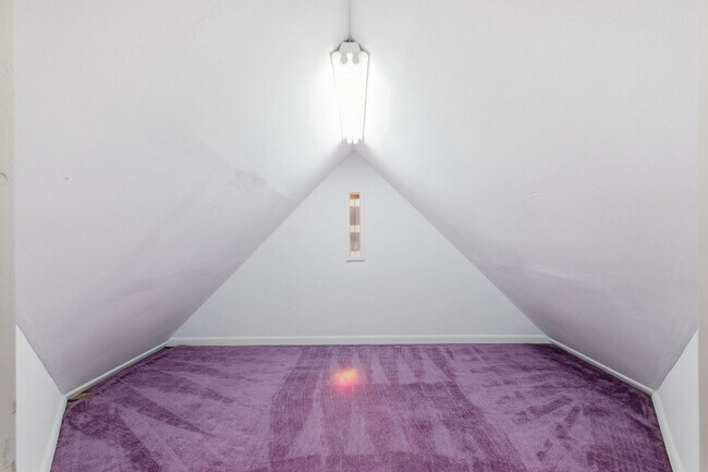 Building Photo - 1 Month's Free Rent - 5 Bedroom Home Between 12 South and Oak Hill