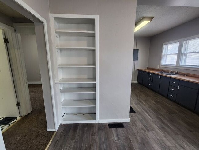 Building Photo - Charming 3-bedroom, 1-bath home with a bright living space, spacious bedrooms, and an easy-to-mai...