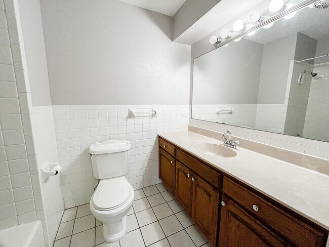 Building Photo - 5533 Briargrove Dr