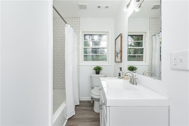 Building Photo - 1847 Elmwood Dr