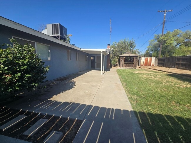 Building Photo - 3 BR 2 BA Available Now