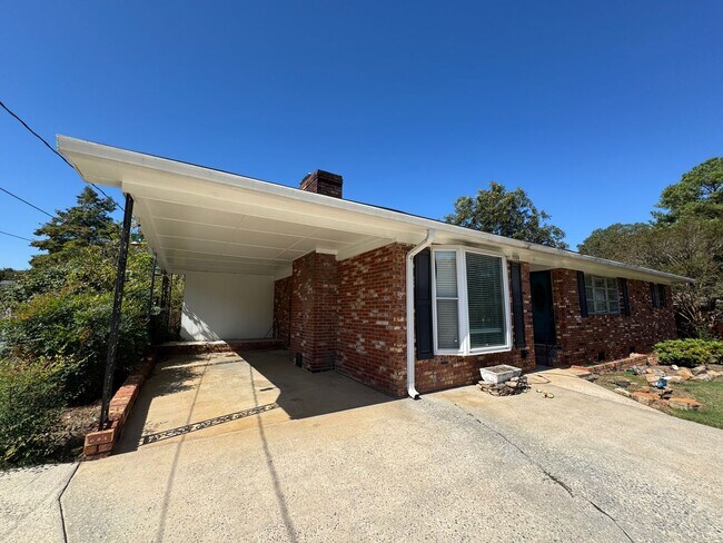 Building Photo - Nice Brick 1/1 with bonus rooms in Silver ...
