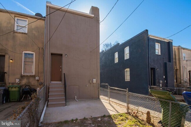 Building Photo - 3 Bed 1 Bath Renovated Townhouse