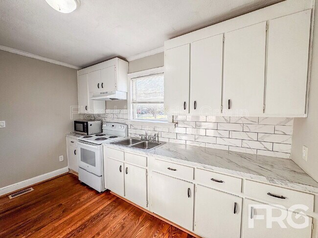 Building Photo - 611 Rudolph St