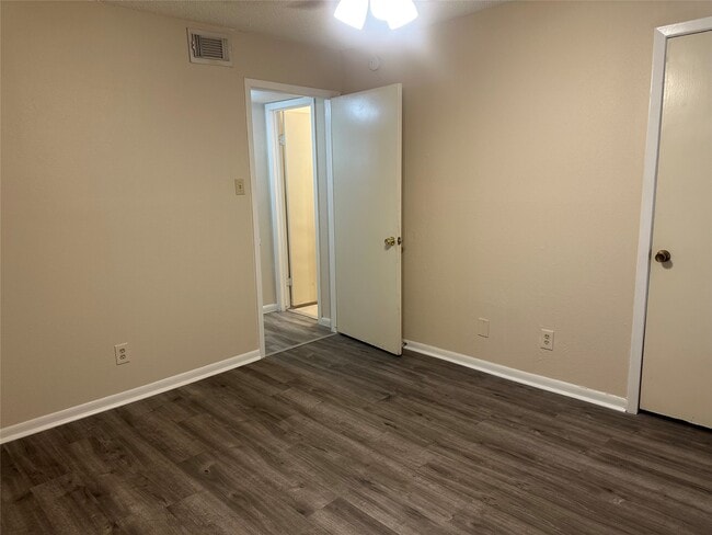 Building Photo - 17401 Red Oak Dr
