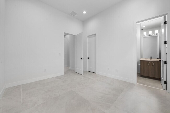 Building Photo - 9516 Riverside Pk Dr
