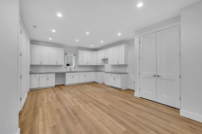 Building Photo - 425A Veritas St.