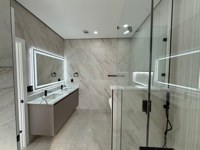 Building Photo - 5380 Oakbourne Ave