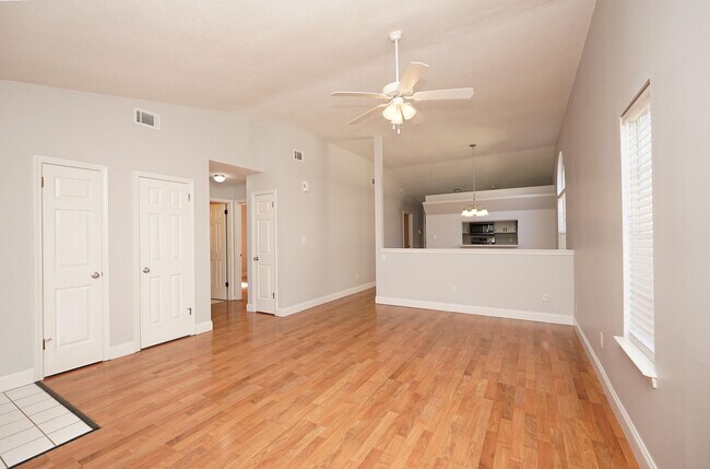 Building Photo - 243 Parkwood Cir
