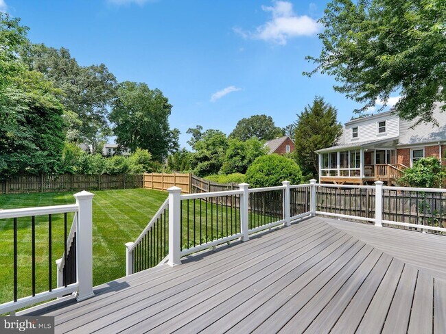 Building Photo - 404 S George Mason Dr