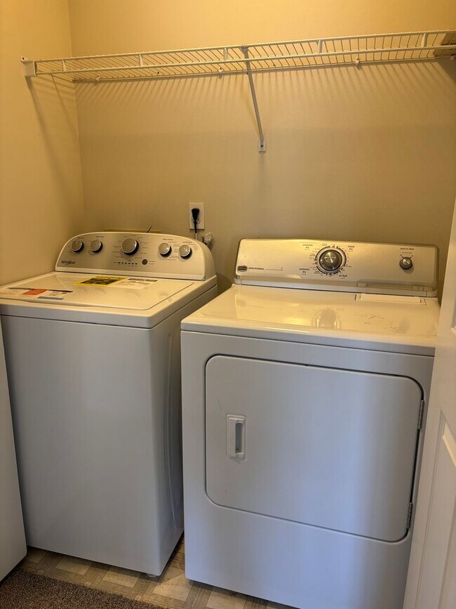 Building Photo - 3 BR/2.5 BA Townhouse