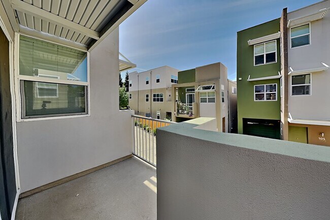 Building Photo - 392 Midstream Ln
