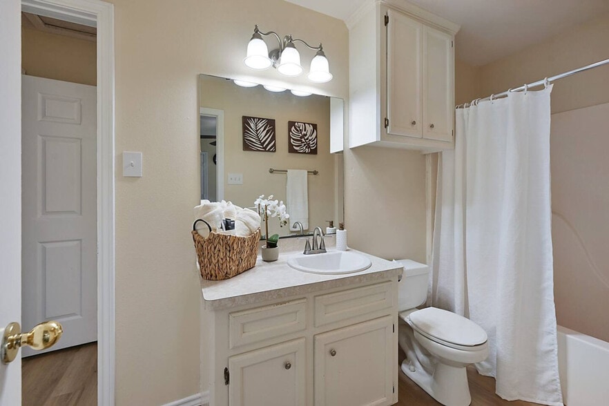 Building Photo - 2015 Colgate Dr