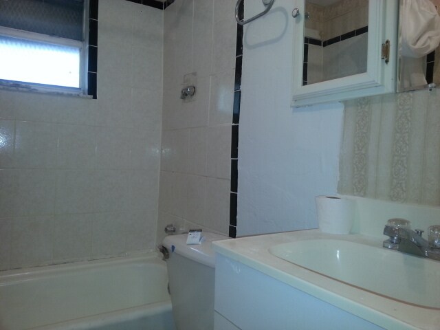 Building Photo - Spacious 2/1 Single Family House with large fenced in yard!!