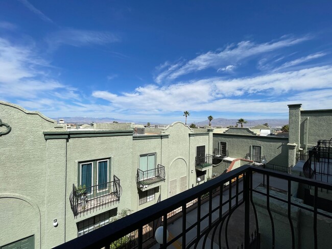 Building Photo - 2 BED 2 BATH TOWNHOUSE NEAR LAKE MEAD AND HOLLYWOOD