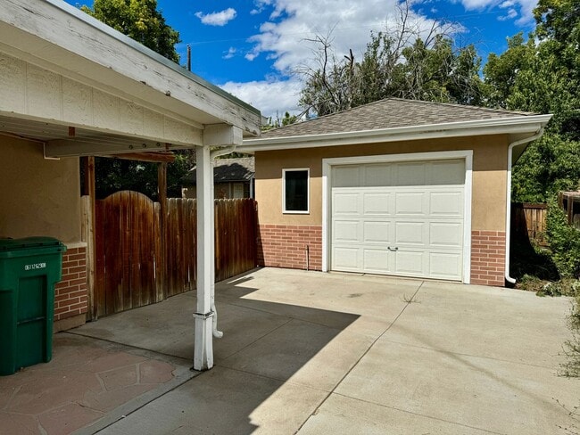 Building Photo - Beautiful 2 bedroom, 1.5 bathrooms plus an office!! Available NOW!