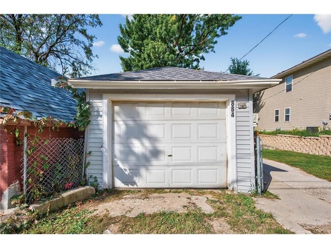 Building Photo - 884 Westminster St