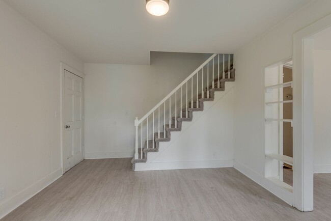 Building Photo - 3 Bed, 2 Bath Home in Prime Sylvan Park Lo...