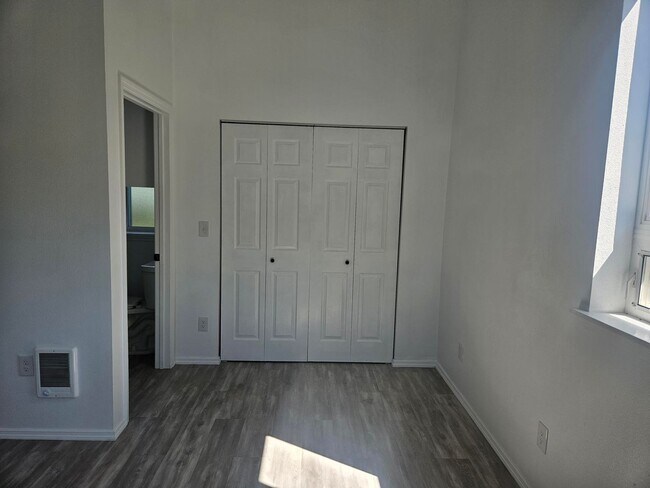 Building Photo - 703