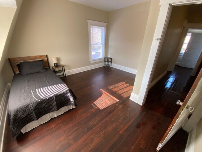 Building Photo - 426 E 15th Ave