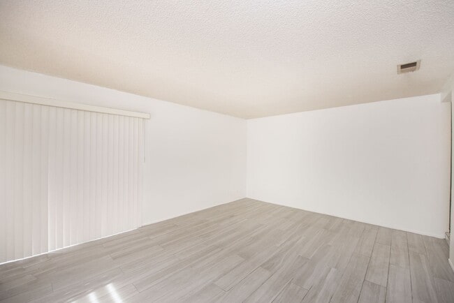 Building Photo - Rose Hills