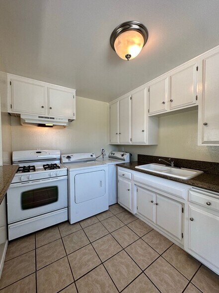 Building Photo - 5616 Rocket St