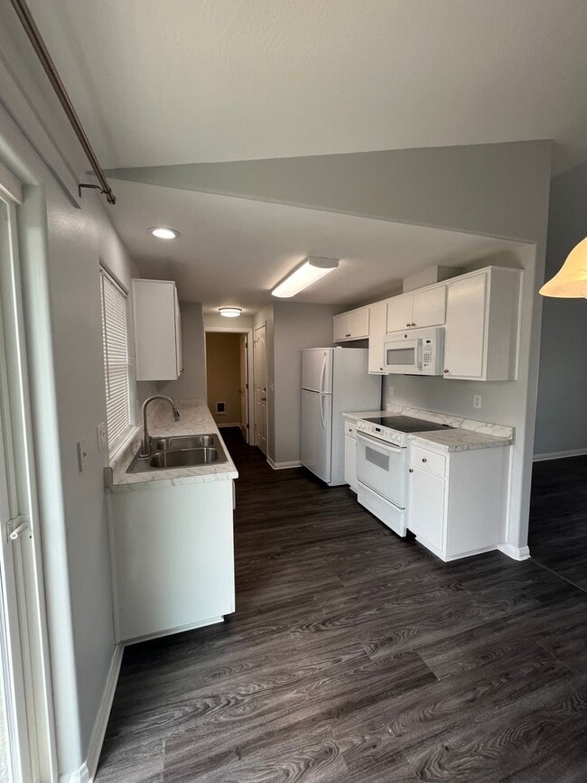 Building Photo - 2-Bedroom 1.5-Bathroom duplex