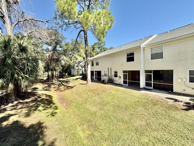 Building Photo - 13706 Forest Lake Dr