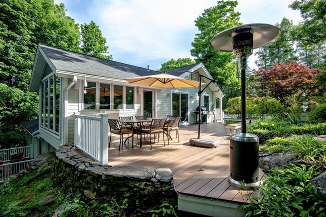 Building Photo - 172 Ponus Ave