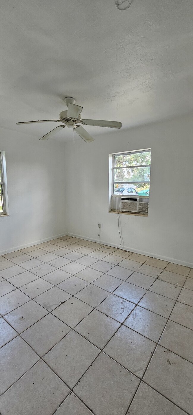 Building Photo - 2 bedroom 1 bath duplex