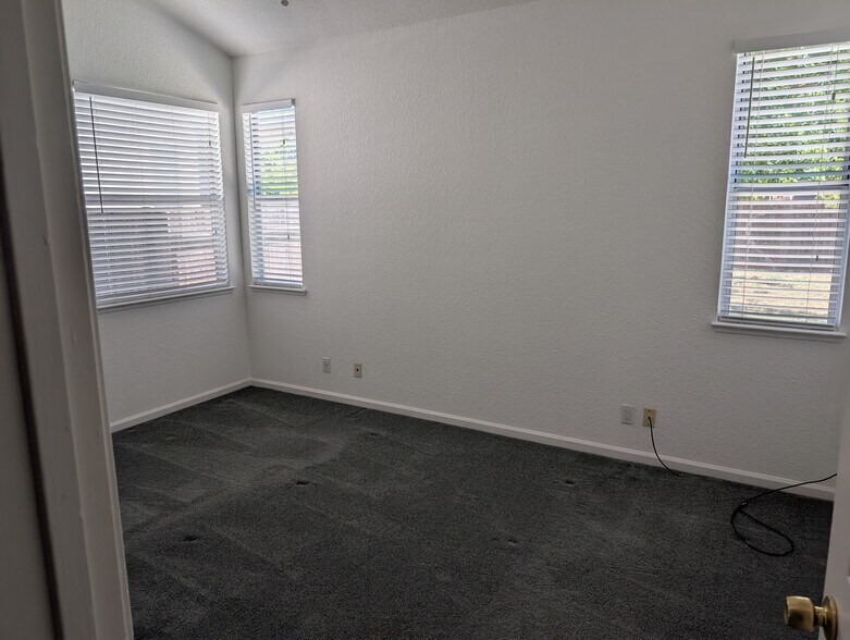 Building Photo - 1750 Lilly Ct