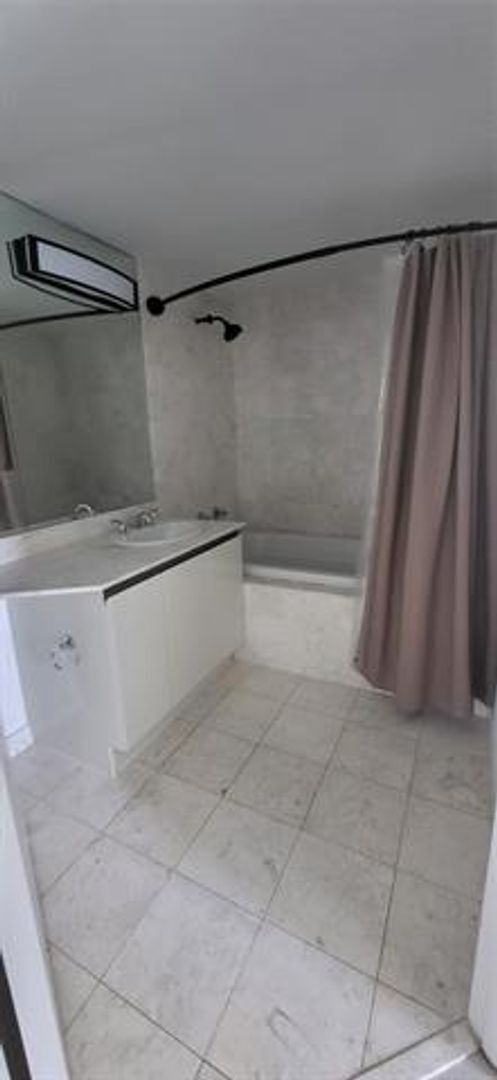 Building Photo - 2600 Island Blvd