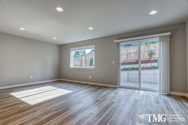 Building Photo - Gorgeous End Unit Townhome w/ 3 Bedroom 2.5 Bath!