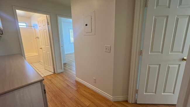 Building Photo - Townhouse in gated community near A.V. Col...