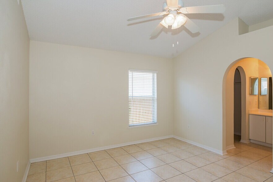 Building Photo - 8376 Oak Crossing Dr W