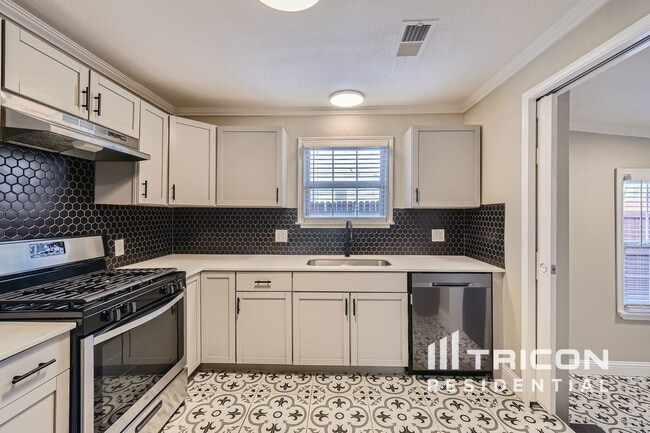 Building Photo - 3920 Calmont Ave