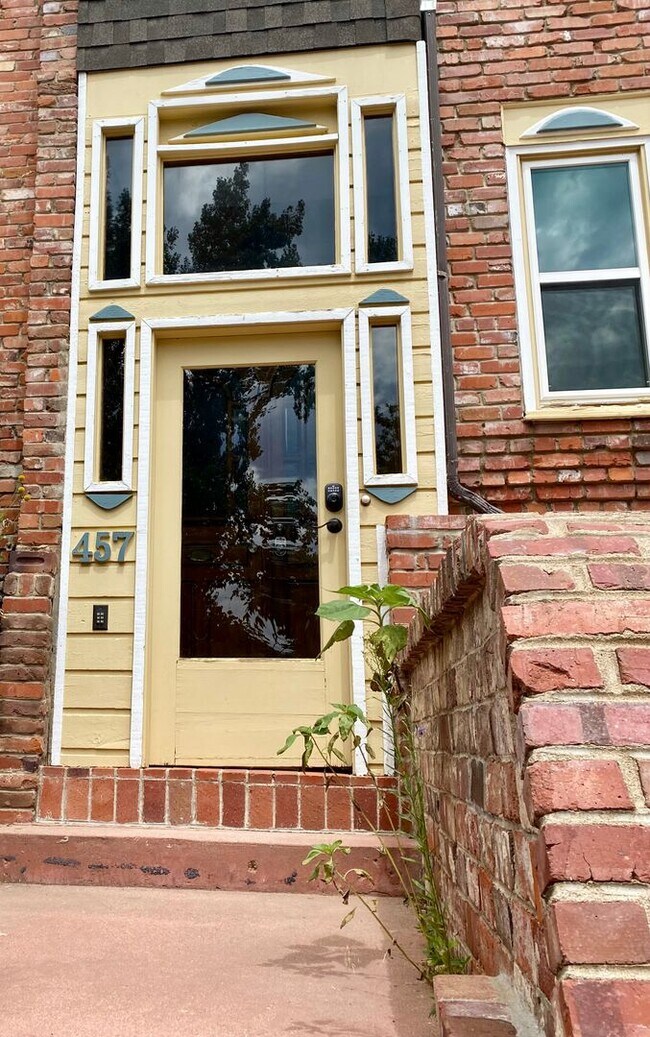 Building Photo - Two Bedroom PLUS Bonus Room on the West End of Pearl Street
