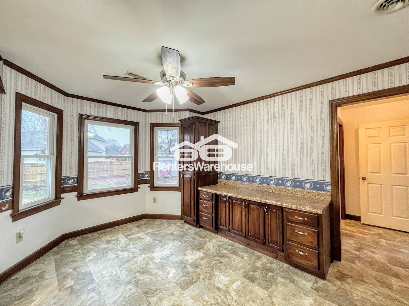 Building Photo - 352 Peace Haven Dr