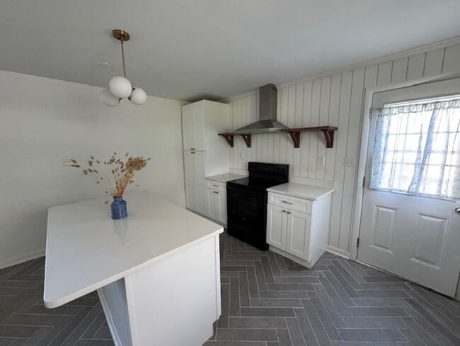 Primary Photo - 4 Bedroom Remodeled House off Old Forest Road